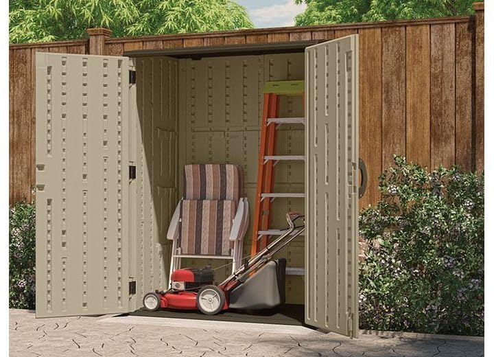 Suncast 54 pieds cubes. Remise de rangement extérieure verticale en résine, Sable, 52" x 32,5" x 71,5"