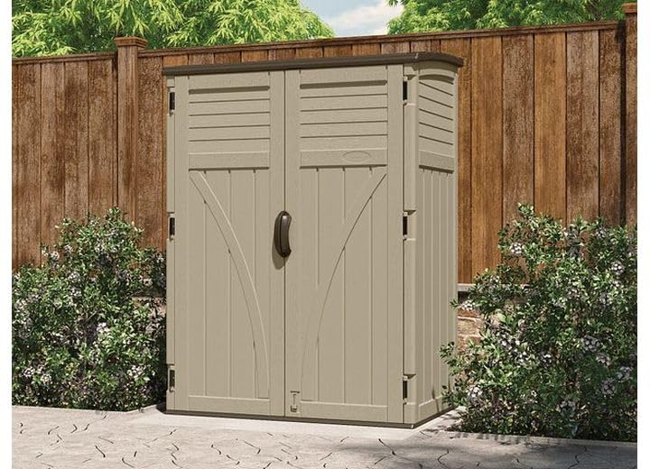 Suncast 54 pieds cubes. Remise de rangement extérieure verticale en résine, Sable, 52" x 32,5" x 71,5"