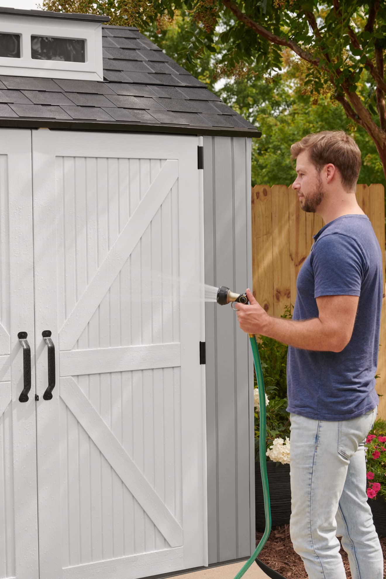 Rubbermaid Abri de rangement extérieur en résine résistant aux intempéries, 7 x 7 pieds, gris simple/onyx, pour jardin/arrière-cour/maison/piscine 7'x7'