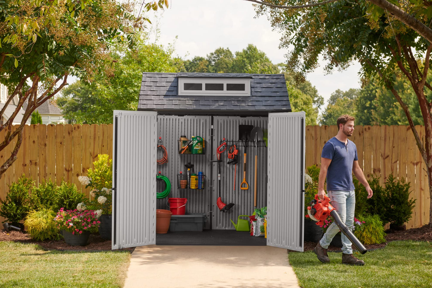 Rubbermaid Abri de rangement extérieur en résine résistant aux intempéries, 7 x 7 pieds, gris simple/onyx, pour jardin/arrière-cour/maison/piscine 7'x7'