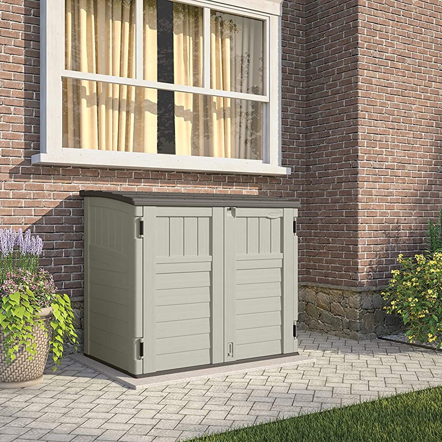 Suncast BMS2500 53 x 31,5 x 45,5 horizontal 34 pieds cubes abri de rangement extérieur en résine avec sol pour jardin, garage ou patio en ivoire (paquet de 2)