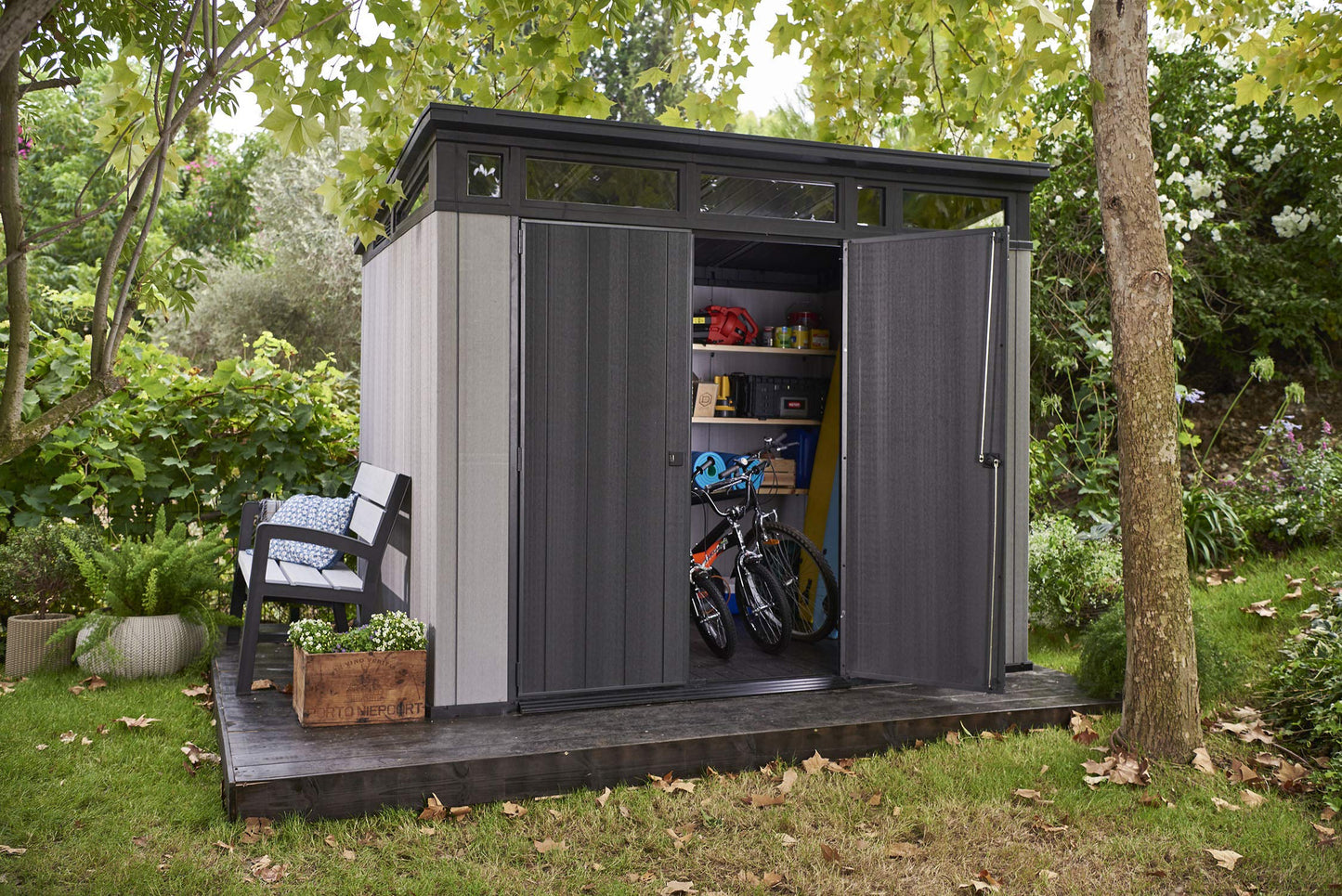 Keter Artisan Grand abri extérieur de 9 x 7 pieds avec sol au design moderne pour meubles de patio, tondeuse à gazon, outils et rangement pour vélos, pieds, gris/noir