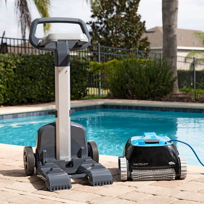 Aspirateur robotique de piscine Dolphin Nautilus CC avec chariot universel — Facile à transporter et à ranger votre Dolphin — Idéal pour les piscines hors-sol/enterrées jusqu'à 33 pieds de longueur Nautilus CC avec chariot