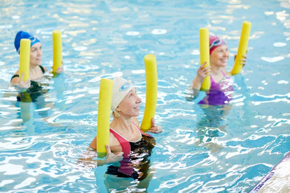 Nouilles de piscine, FixFind Lot de 5 nouilles de natation en mousse creuse de 52 pouces, nouilles en mousse brillantes pour la natation, les projets flottants et d'artisanat Jaune et rouge