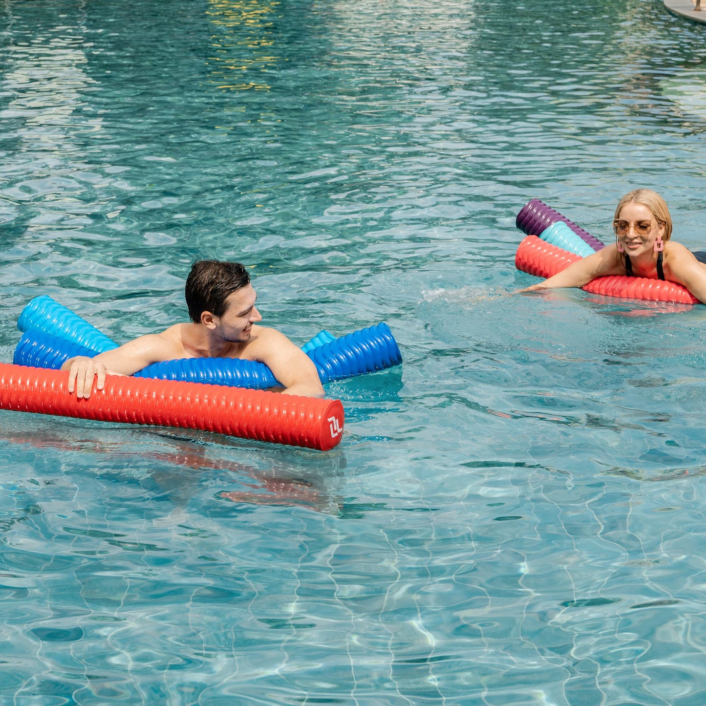 Nouilles de piscine IMMERSA Jumbo, revêtement en vinyle à base d'eau de qualité supérieure et nouilles en mousse souple résistantes aux UV pour nager et flotter, flotteurs de lac, flotteurs de piscine pour adultes et enfants. Rose