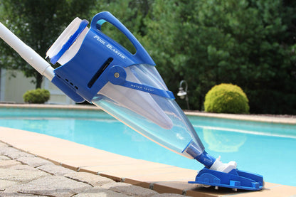 POOL BLASTER Centennial Aspirateur de piscine sans fil avec poteau – Capacité XL de débris et filtration avancée, nettoyeur de piscine rechargeable portable pour sable, limon et feuilles dans les piscines creusées et hors sol