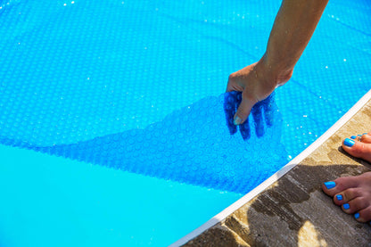 Sun2Solar Couverture solaire ovale bleue 18 pieds par 33 pieds | Série 1200 | Couverture de rétention de chaleur pour piscines enterrées et hors-sol ovales | Utilisez le soleil pour chauffer l'eau de la piscine | Côté bulle vers le bas 18' x 33' Ovale