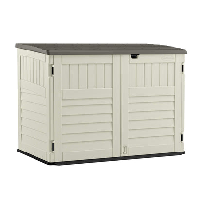 Suncast Abri de rangement horizontal escamotable de 5,9 pi x 3,7 pi – Rangement extérieur en bois naturel pour poubelles et outils de jardin – Résine toutes saisons, couvercle à charnière, sol renforcé – Vanille et Stoney 