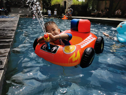 Grand flotteur gonflable de piscine de bateau de pompier d'été pour des enfants avec le pistolet à eau intégré, porteur gonflable pour des enfants âgés de 3-7 ans flotteur de camion de pompier