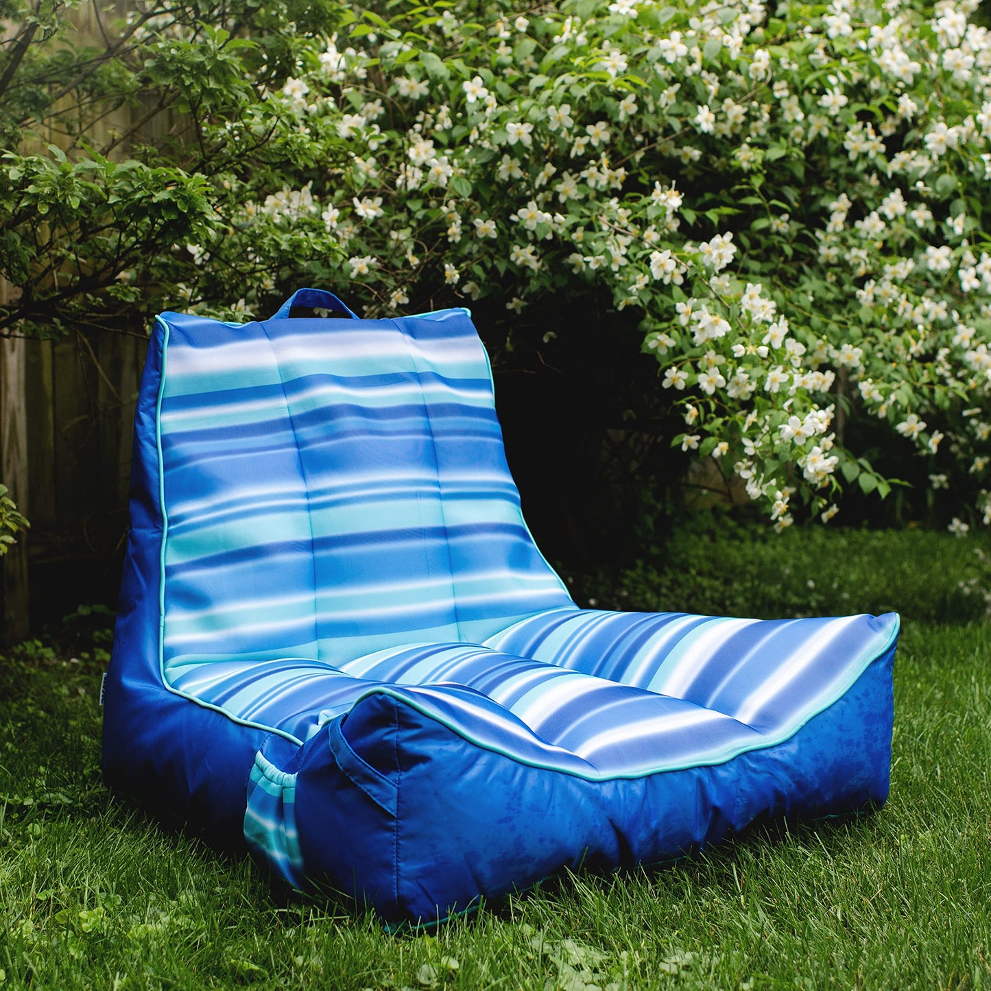 Big Joe Captain's Float Chaise longue de piscine sans gonflage avec porte-gobelet, filet double face bleu flou, 0,9 m Blurred Stripe Captains Float 2.0