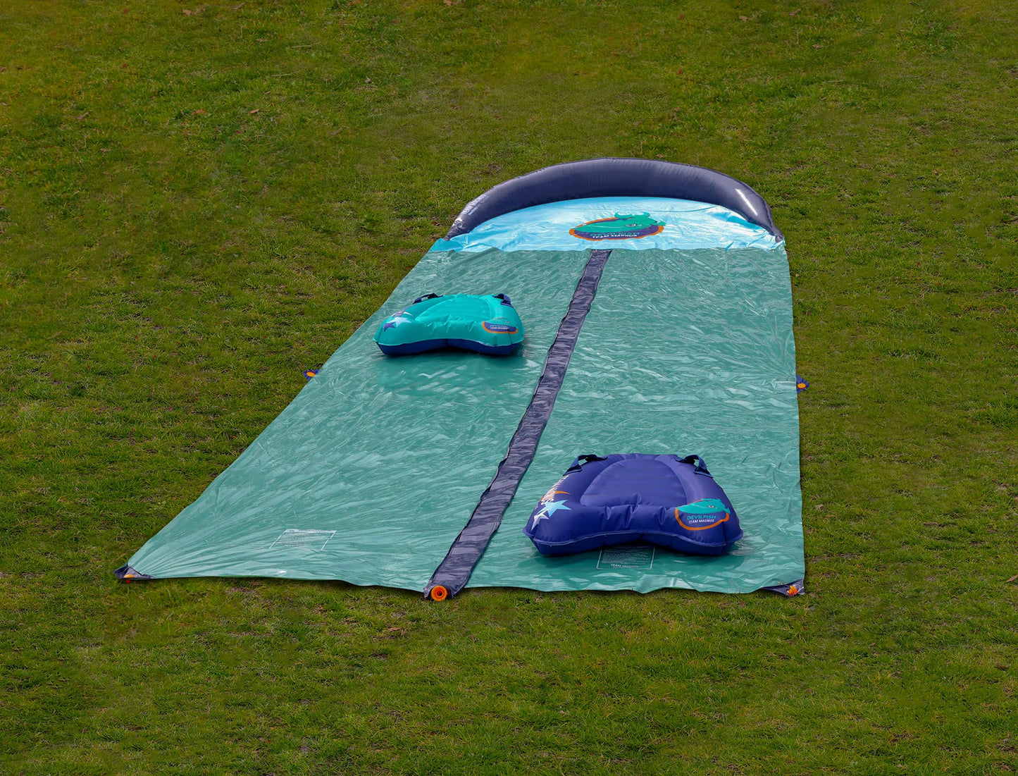 TEAM MAGNUS 18ft XL Slip and Slide - Toboggan gonflable robuste avec arroseur central et XL Crash Pad XL - 18ft