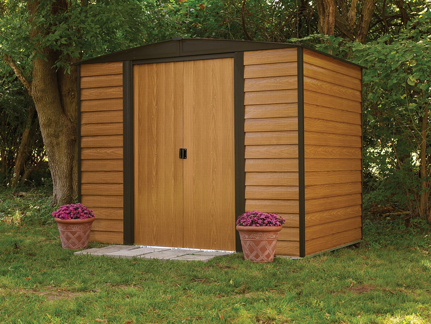 Arrow Shed WR86 Arrow Woodridge Pignon bas en acier, café/grain de bois 2,4 x 1,8 m. Hangar de rangement et kit d'ancrage au sol AK600, abri de rangement en acier inoxydable + kit d'ancrage, AK600 