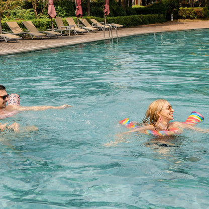 Nouilles de piscine IMMERSA Jumbo, revêtement en vinyle à base d'eau de qualité supérieure et nouilles en mousse souple résistantes aux UV pour nager et flotter, flotteurs de lac, flotteurs de piscine pour adultes et enfants. Arc-en-ciel